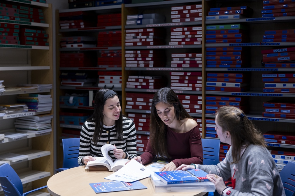 Alumnas de Psicología haciendo un trabajo en grupo.