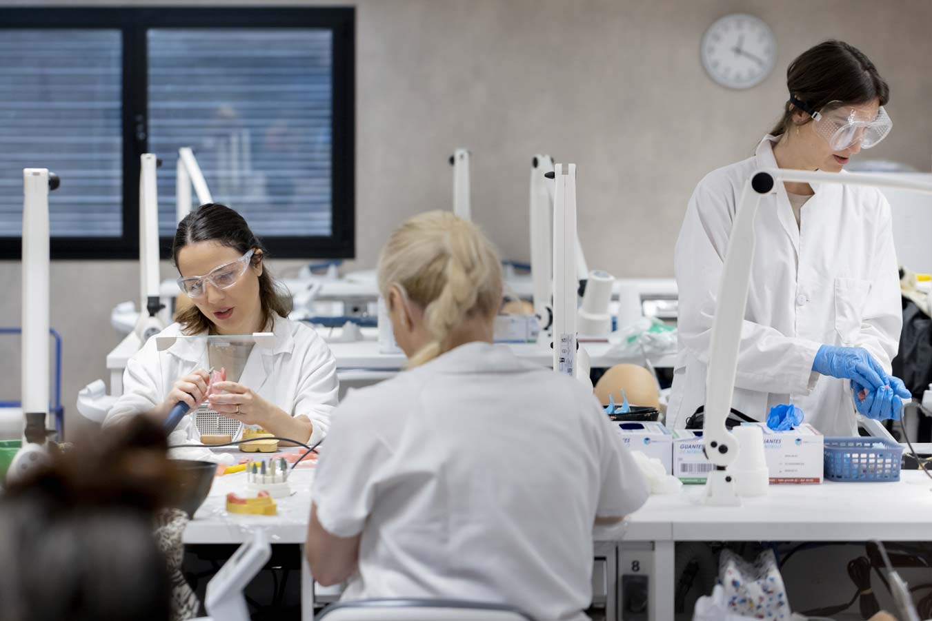 Estudiantes realizando prácticas del grado en odontología