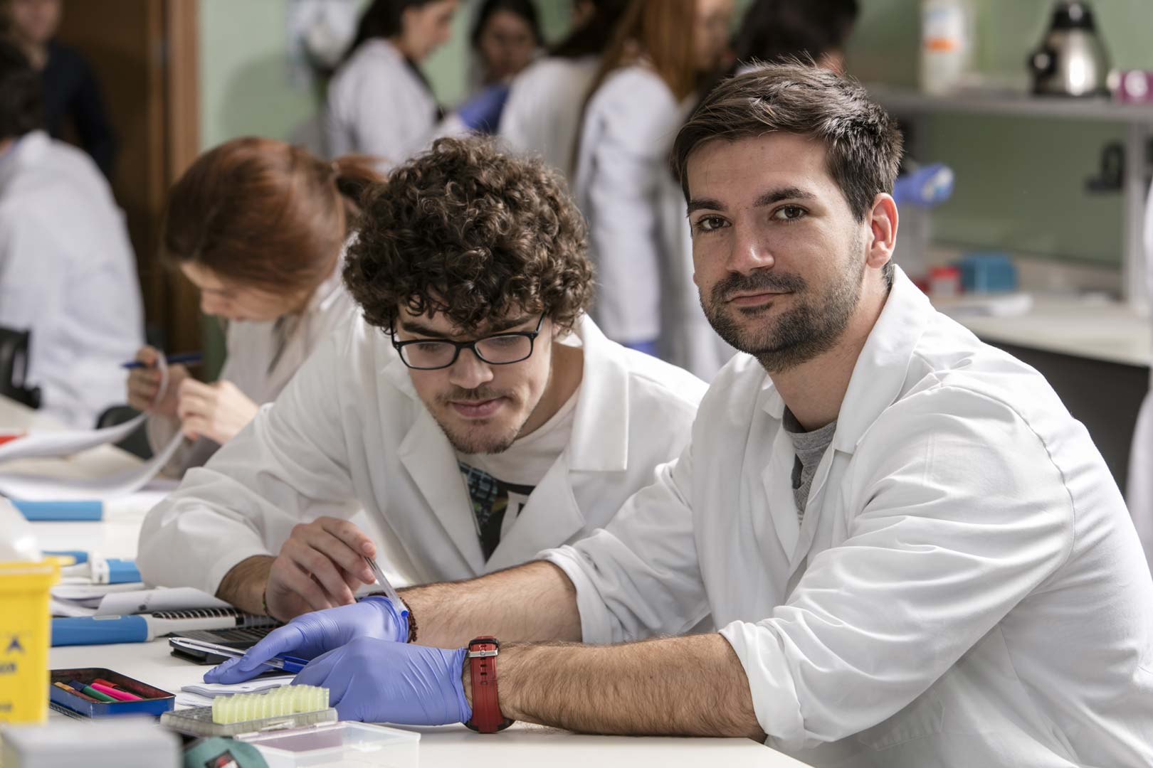 Estudiantes realizando prácticas del grado en farmacia