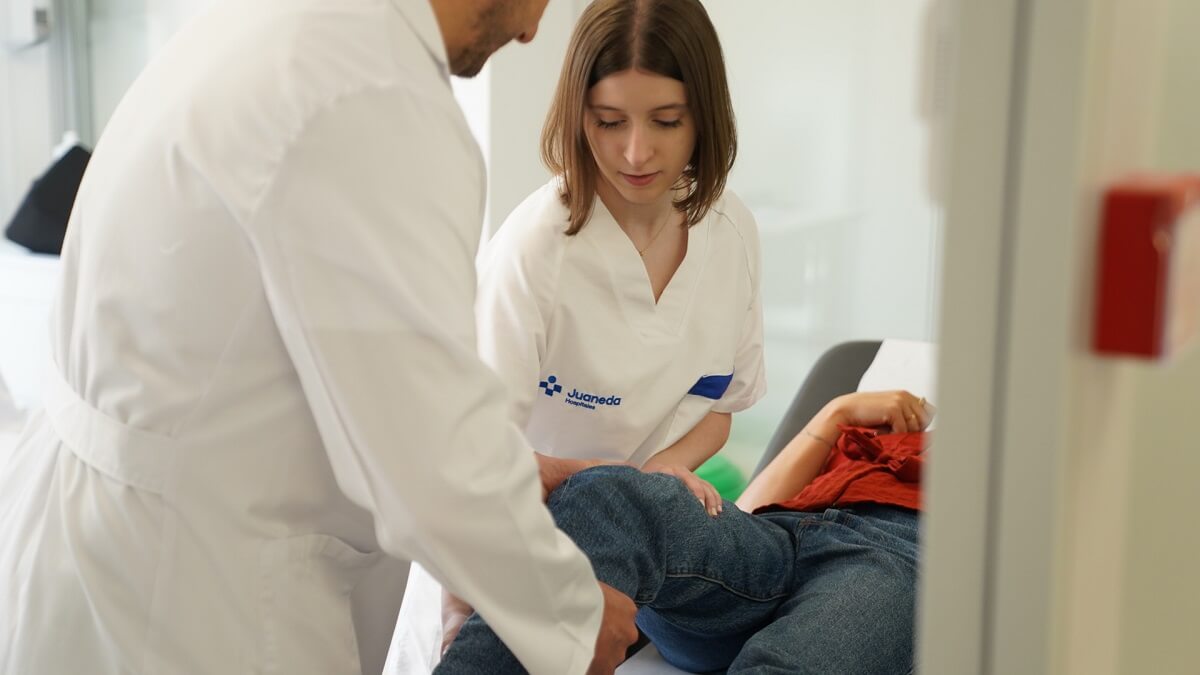 Alumnos de prácticas de enfermería en Juaneda Hospitales, partner de C.U. Beato Luis Belda